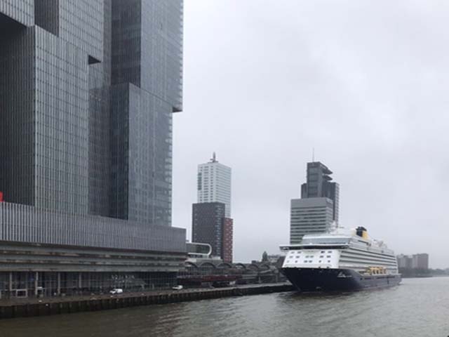Spirit of Discovery van Saga Cruises aan de Cruise Terminal Rotterdam